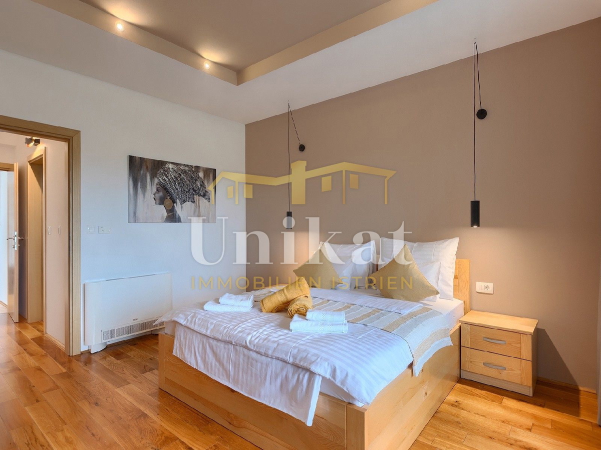 Moderna vila z notranjim in zunanjim bazenom